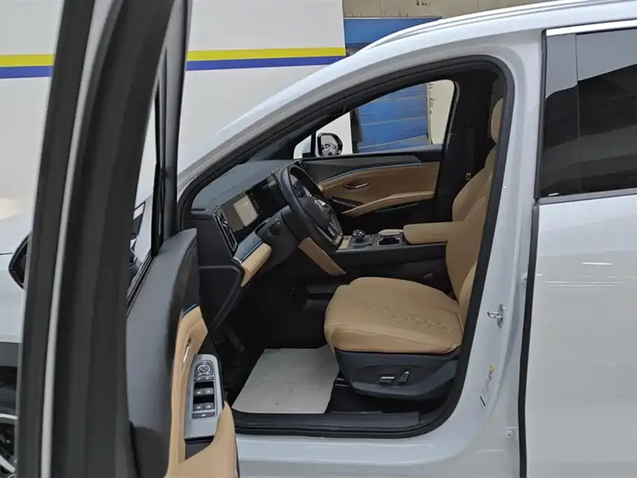 BYD L DM-i — фото 9
