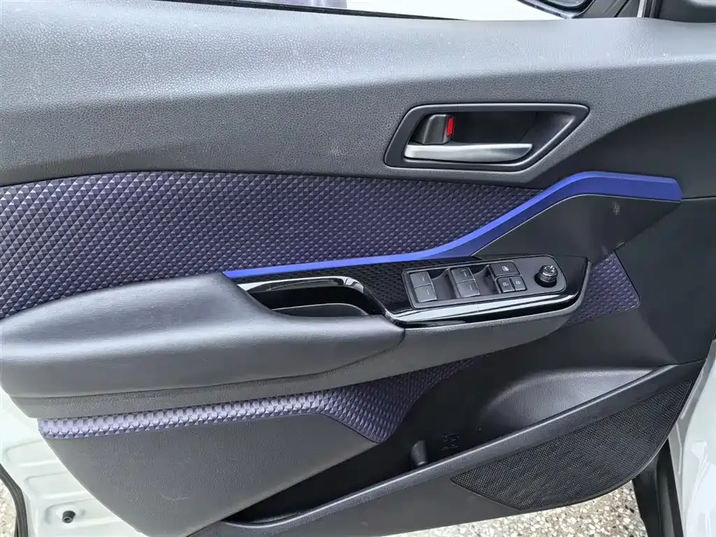 Toyota C-HR — фото 9