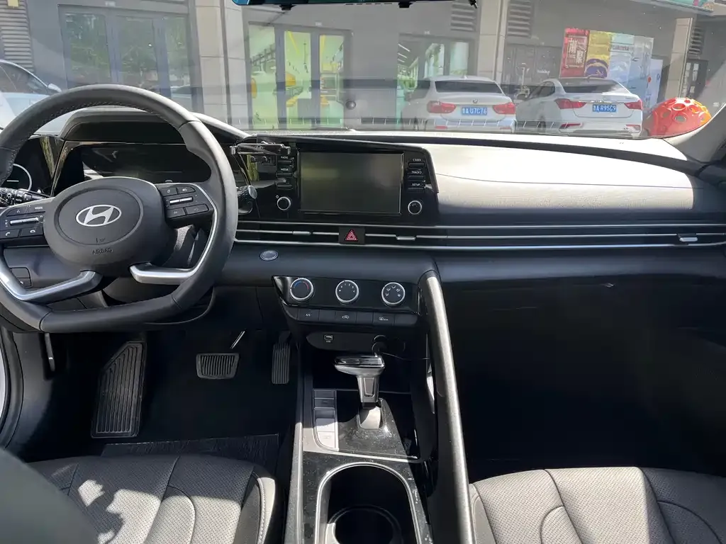Hyundai Elantra — фото 3
