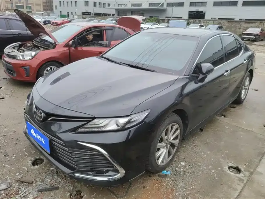 Toyota Camry — фото 1