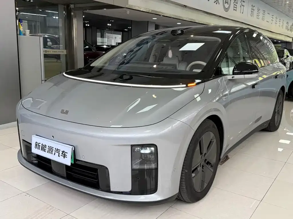 Li Auto i8 — фото 1