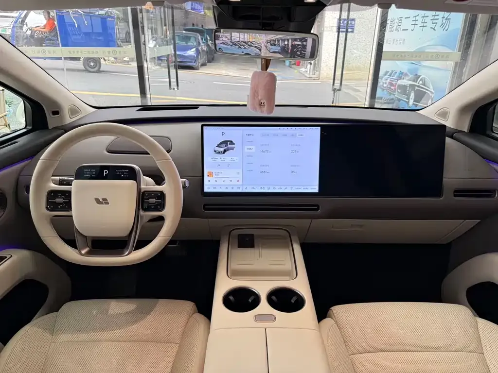 Li Auto i8 — фото 9
