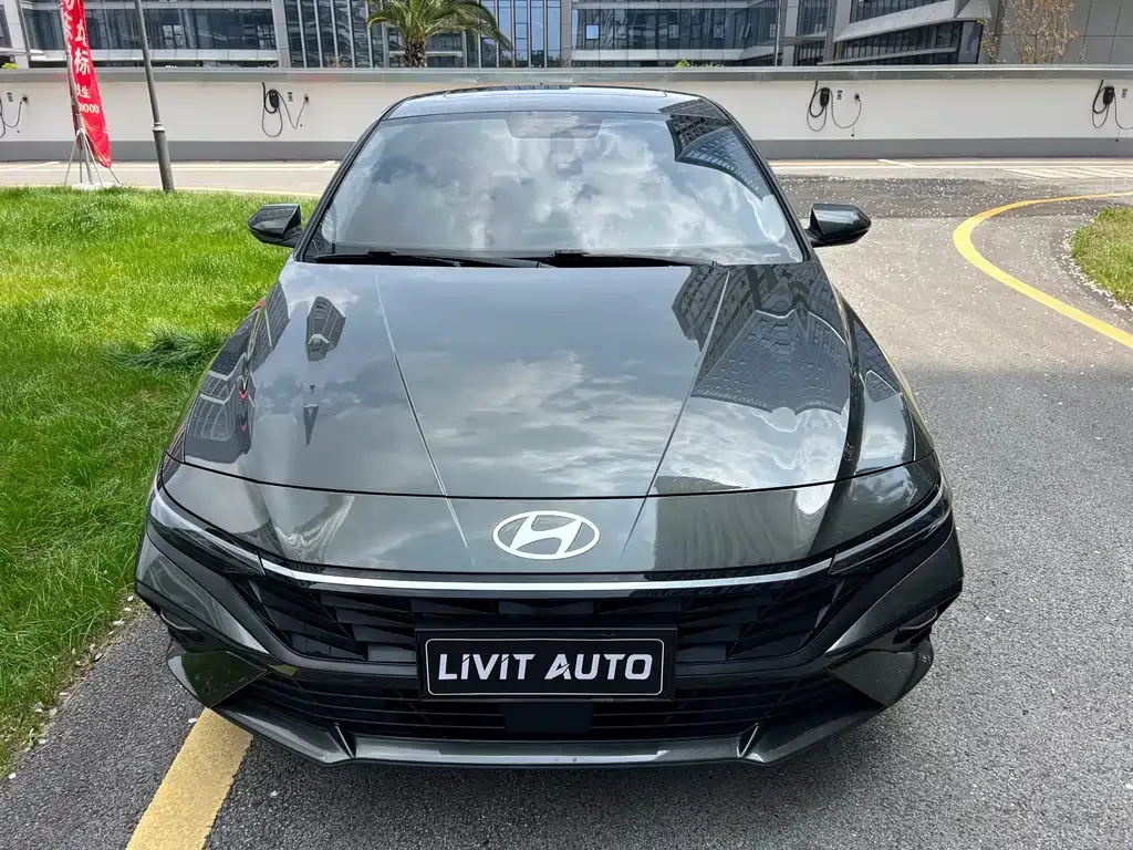 Hyundai Elantra — фото 1