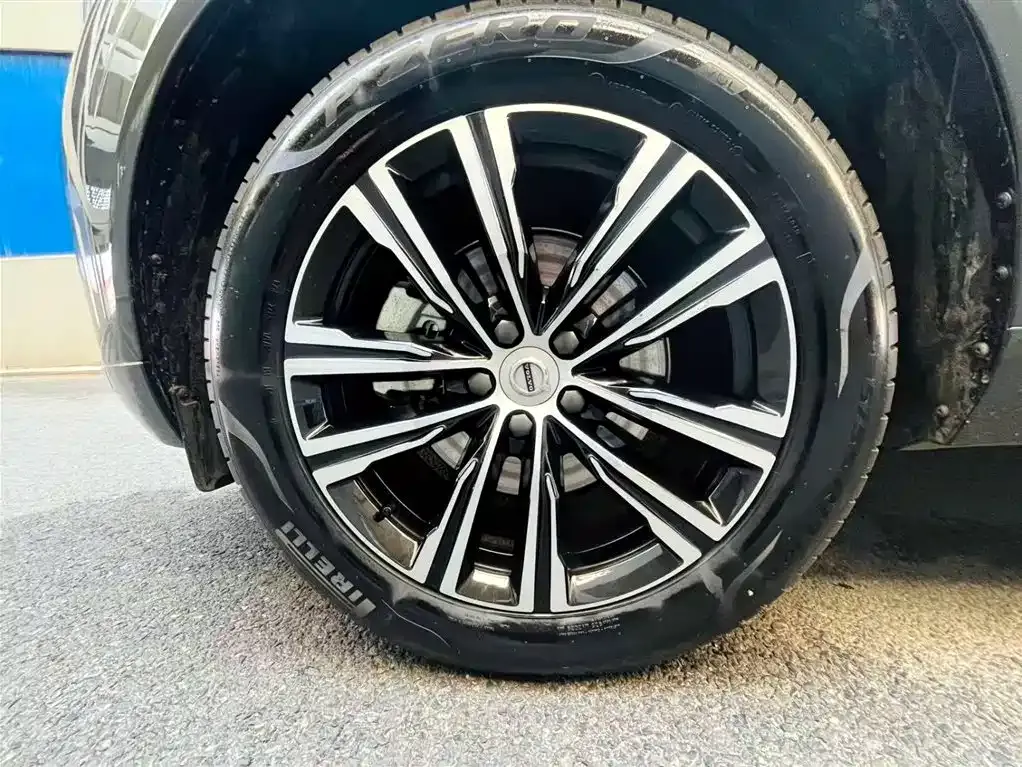 Volvo XC60 — фото 10