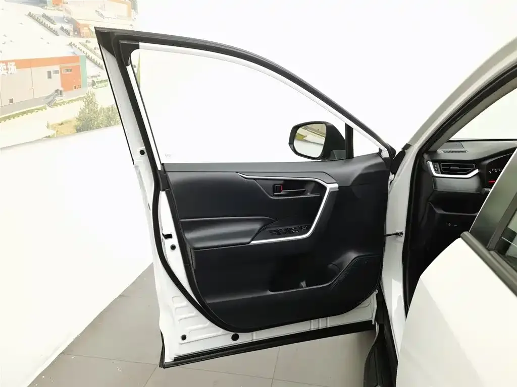 Toyota RAV4 — фото 2