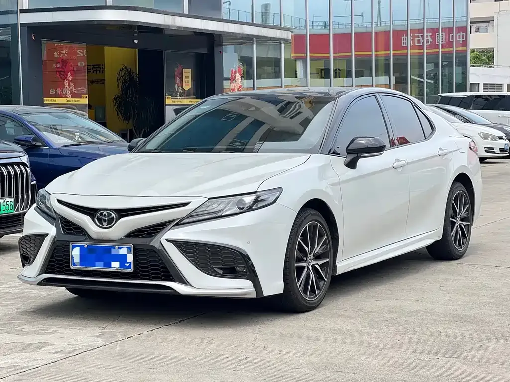 Toyota Camry — фото 1