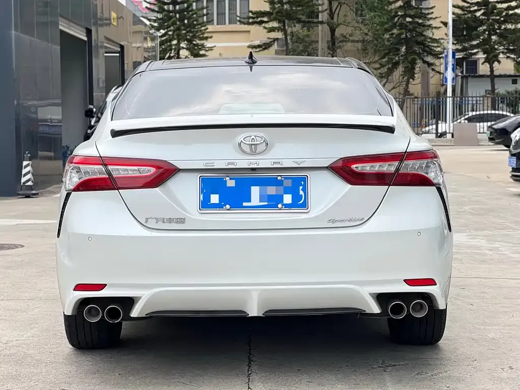Toyota Camry — фото 5