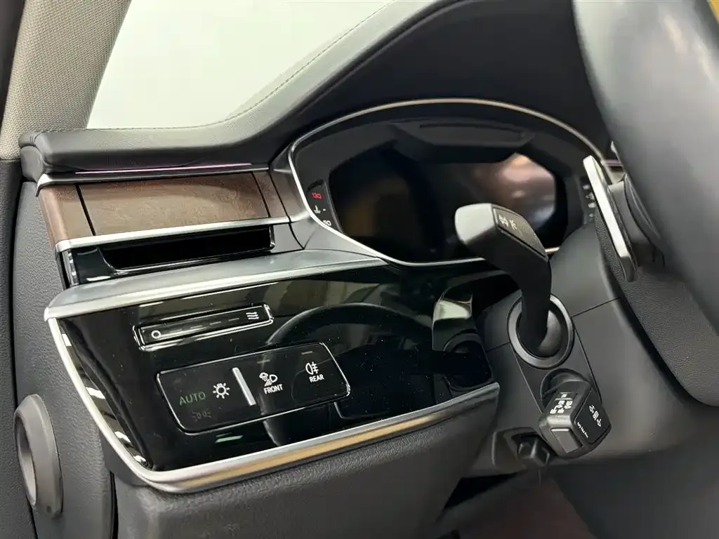 Audi A8 — фото 9
