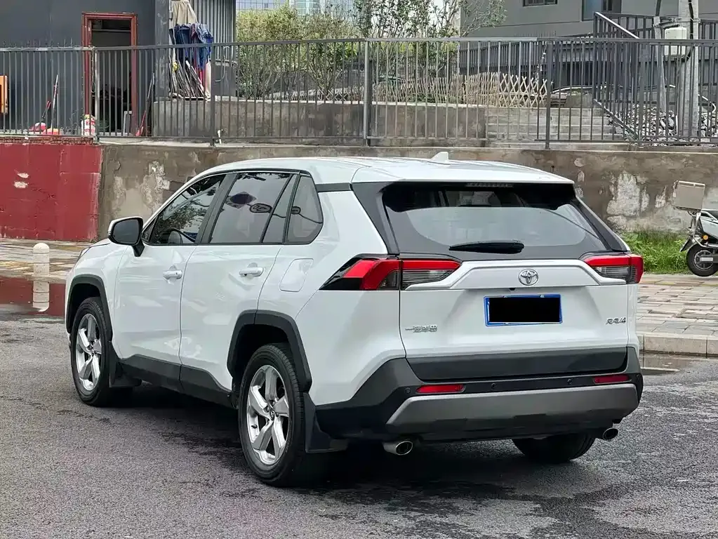 Toyota RAV4 — фото 9