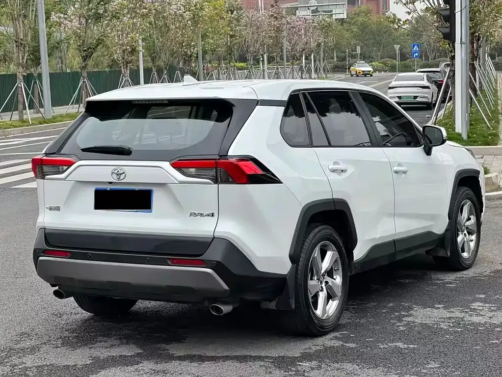 Toyota RAV4 — фото 8