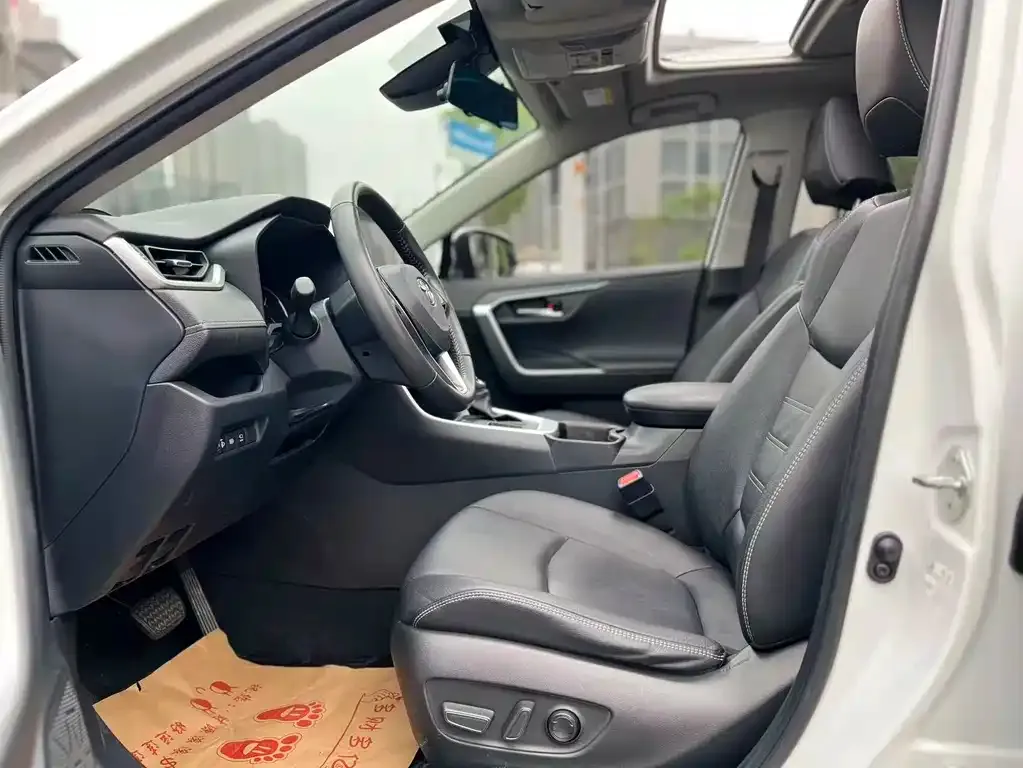 Toyota RAV4 — фото 6