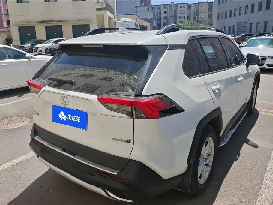 Toyota RAV4 — фото 5