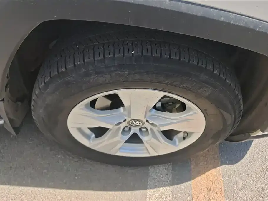 Toyota RAV4 — фото 4