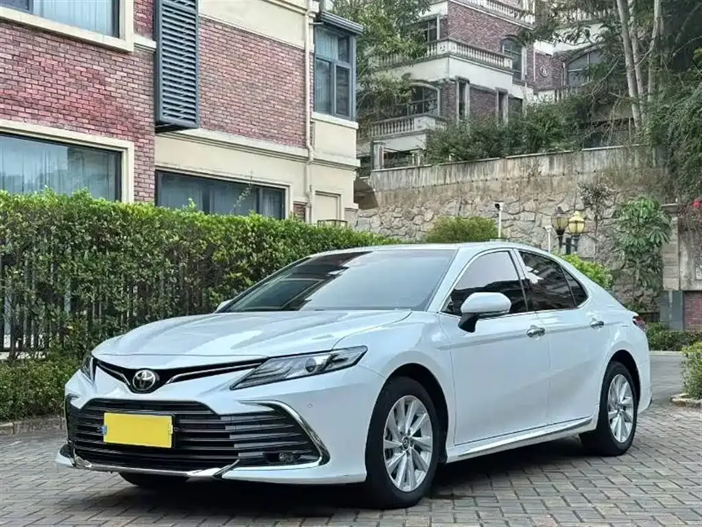 Toyota Camry — фото 1