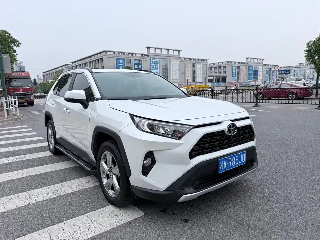 Toyota RAV4 — фото 1