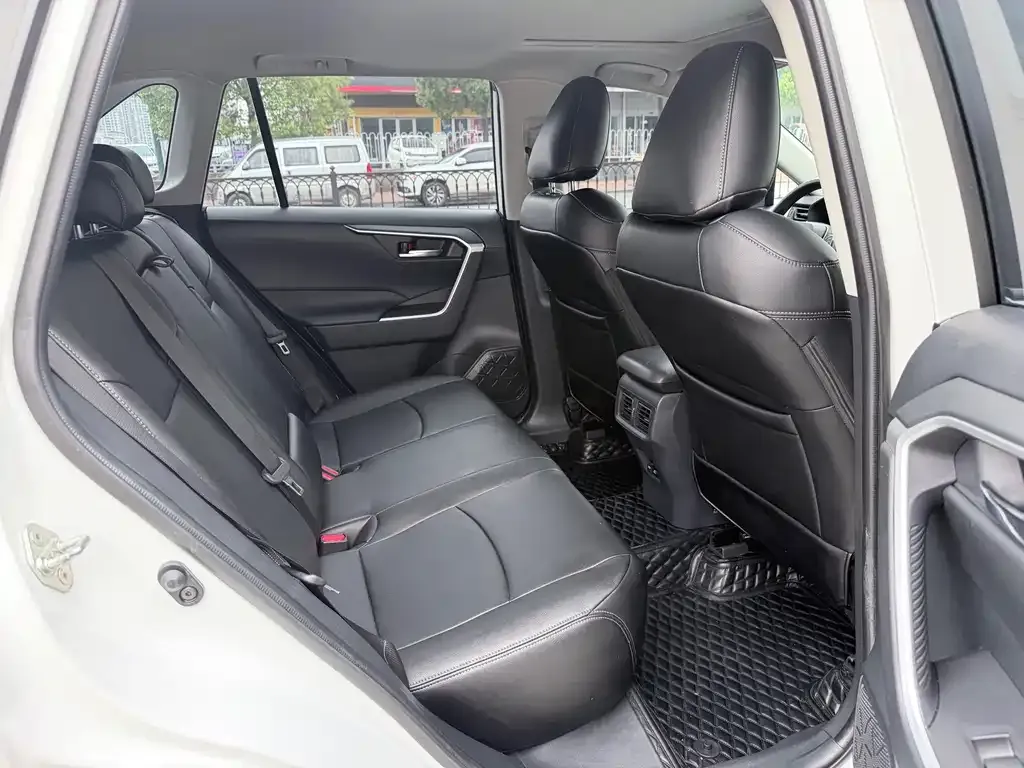 Toyota RAV4 — фото 3