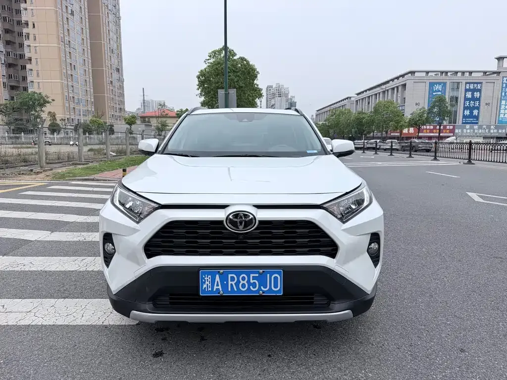 Toyota RAV4 — фото 9