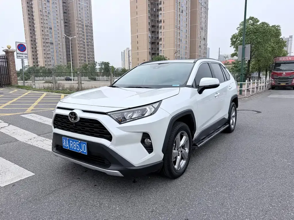 Toyota RAV4 — фото 10