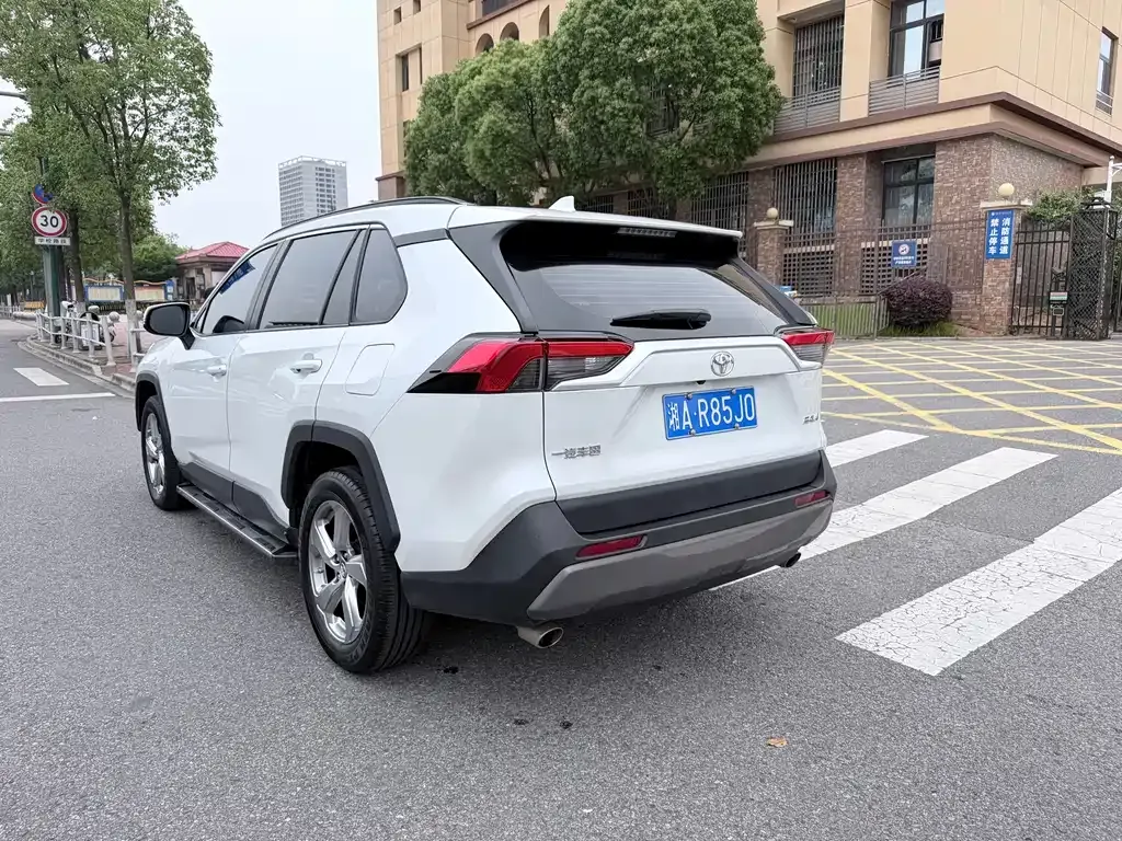 Toyota RAV4 — фото 5