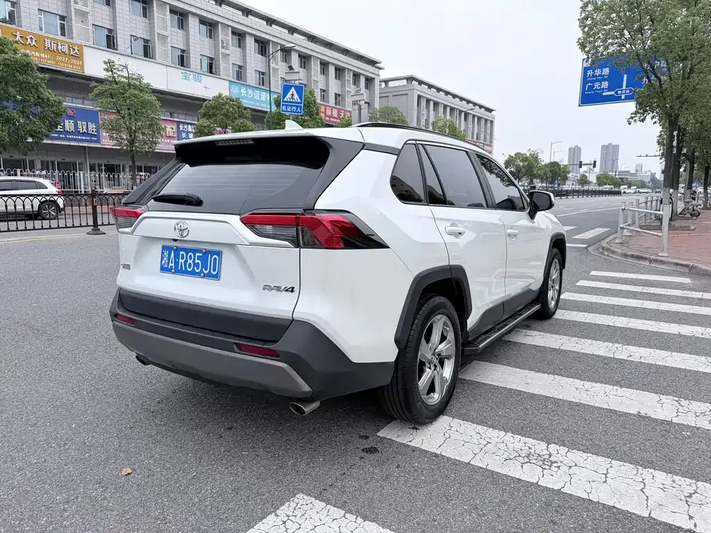 Toyota RAV4 — фото 8