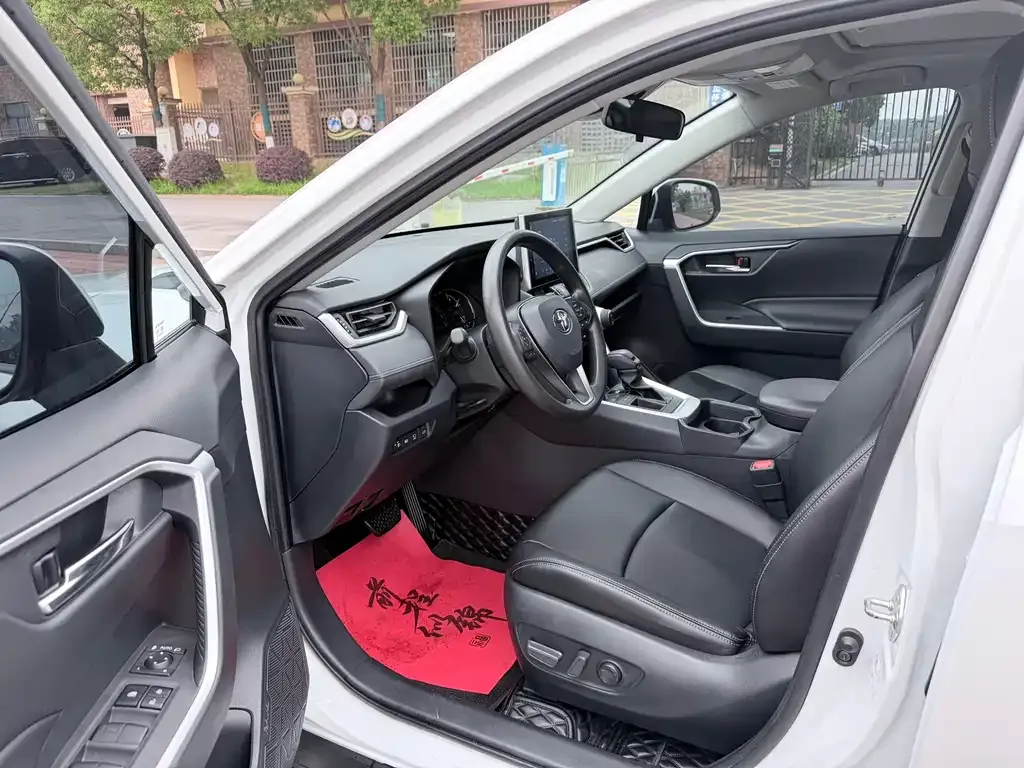 Toyota RAV4 — фото 2
