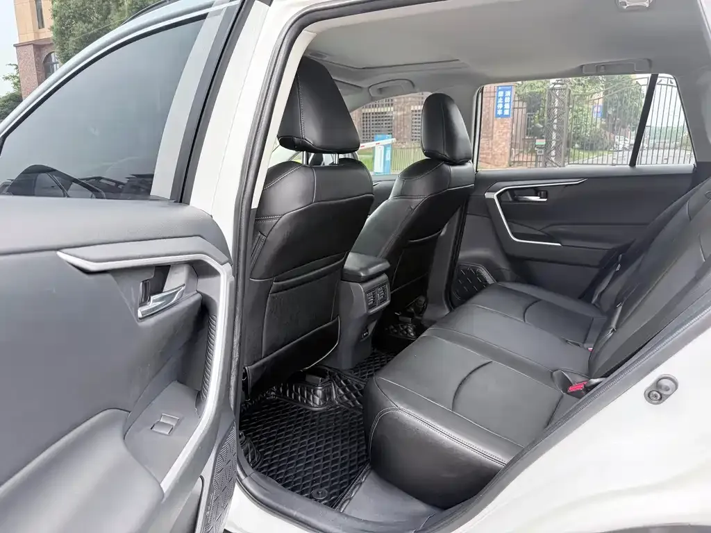 Toyota RAV4 — фото 4