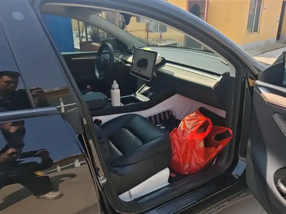 Tesla Model Y — фото 10
