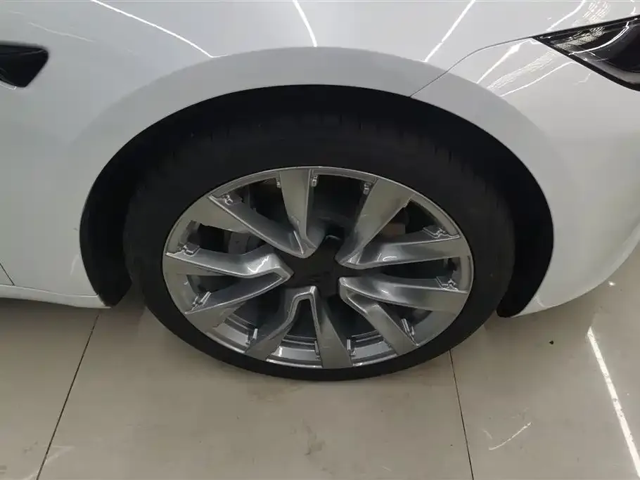 Tesla Model 3 — фото 3