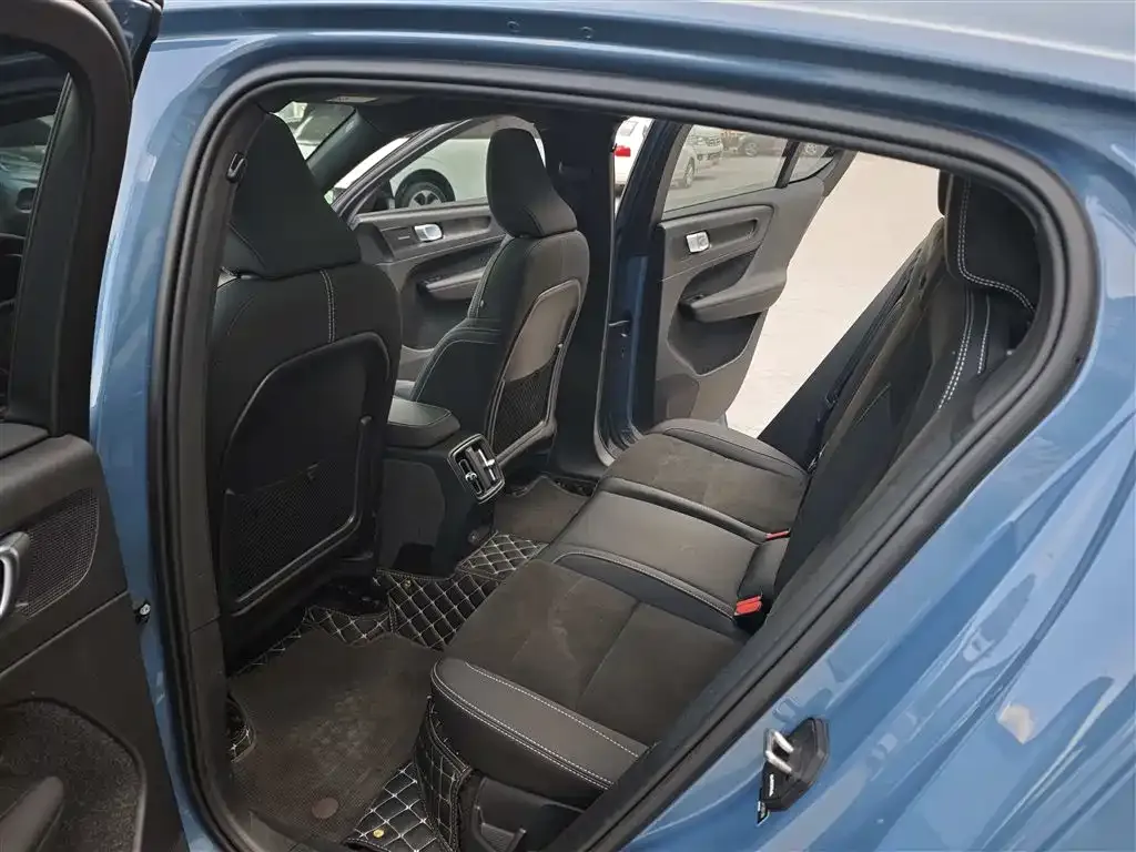 Volvo C40 2023 из CN, фото 2