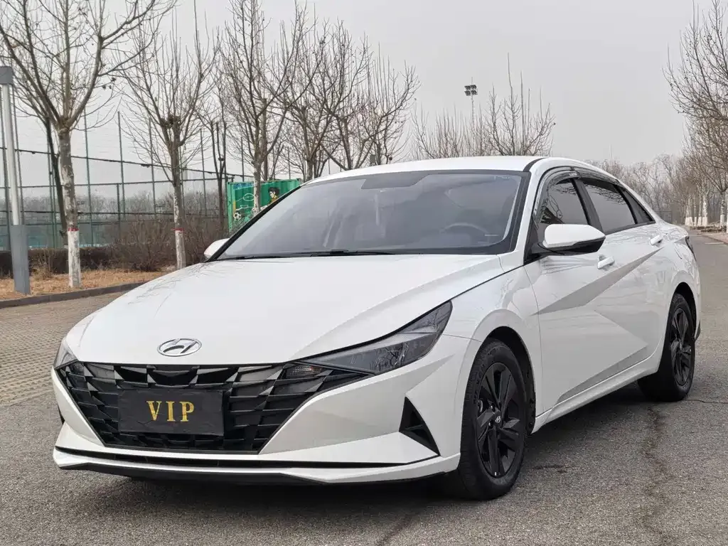 Hyundai Elantra — фото 1