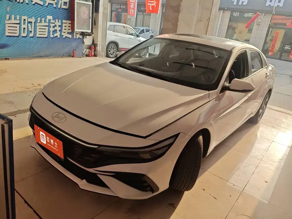 Hyundai Elantra — фото 1