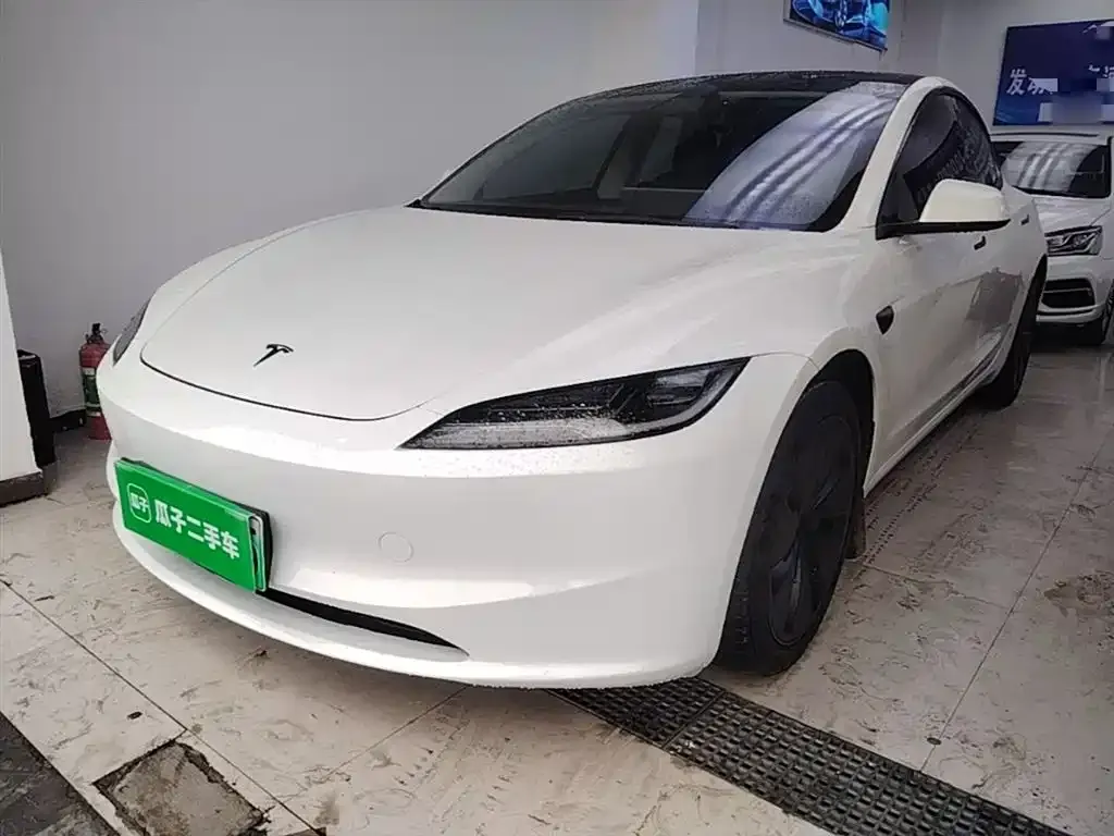 Tesla Model 3 — фото 1