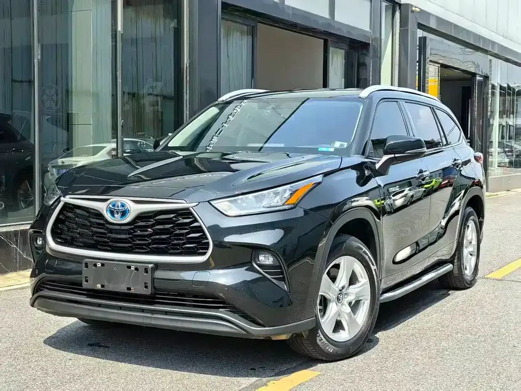 Toyota Highlander — фото 1