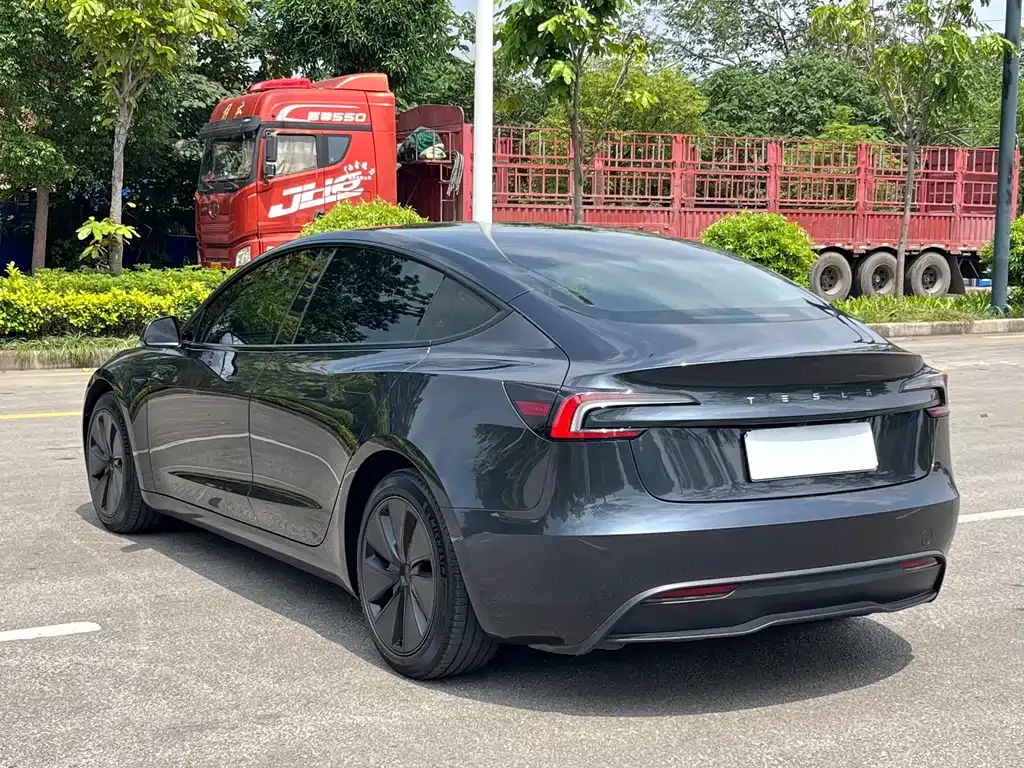 Tesla Model 3 — фото 9