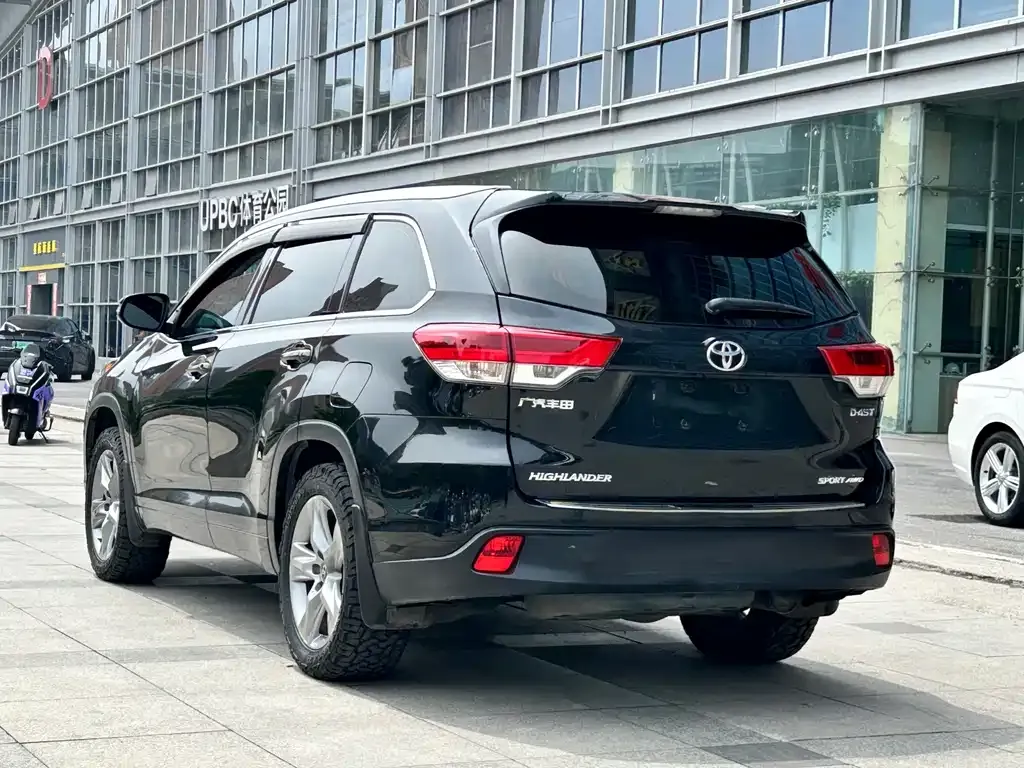 Toyota Highlander — фото 10