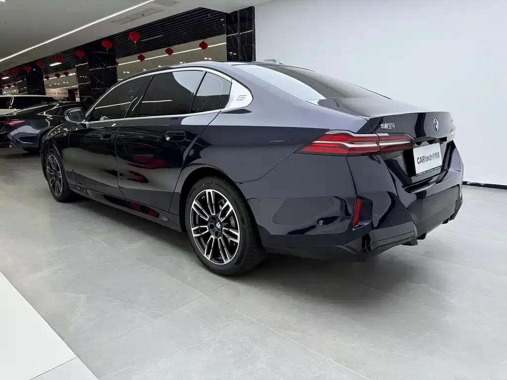 BMW 5 Series — фото 10