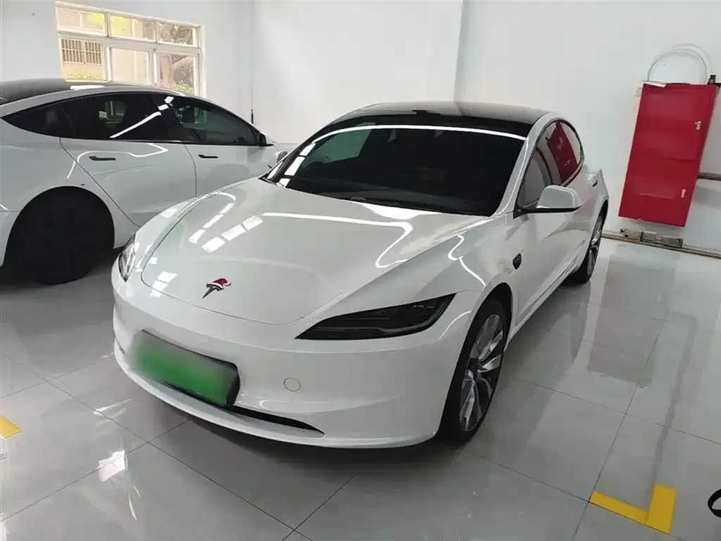 Tesla Model 3 — фото 1