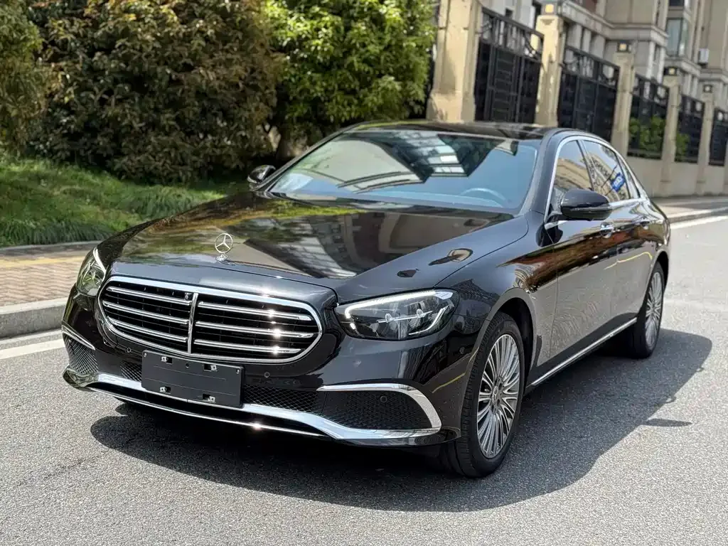 Mercedes-Benz E-Class — фото 1