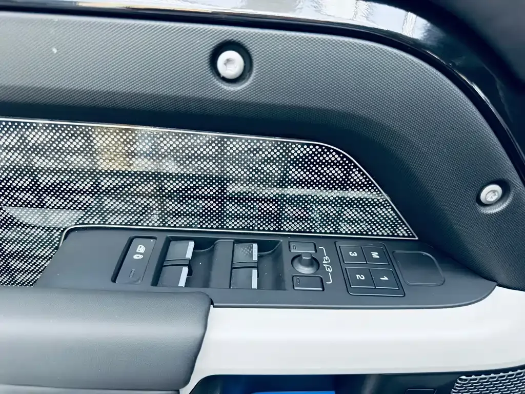 Land Rover Defender — фото 10