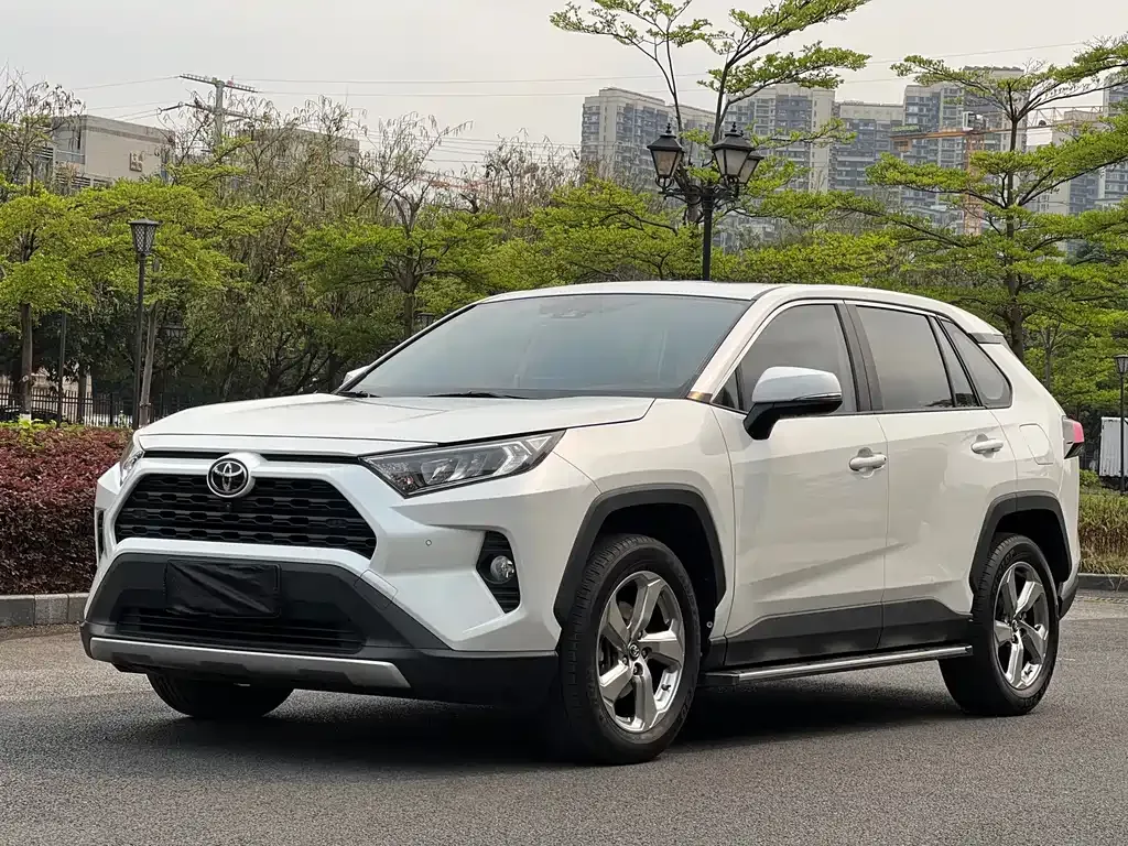 Toyota RAV4 — фото 1