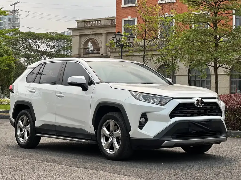 Toyota RAV4 — фото 7