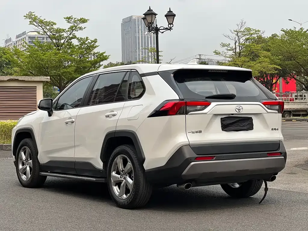 Toyota RAV4 — фото 9