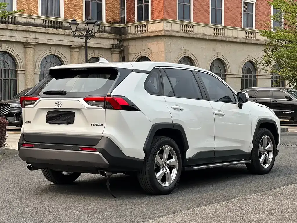 Toyota RAV4 — фото 5