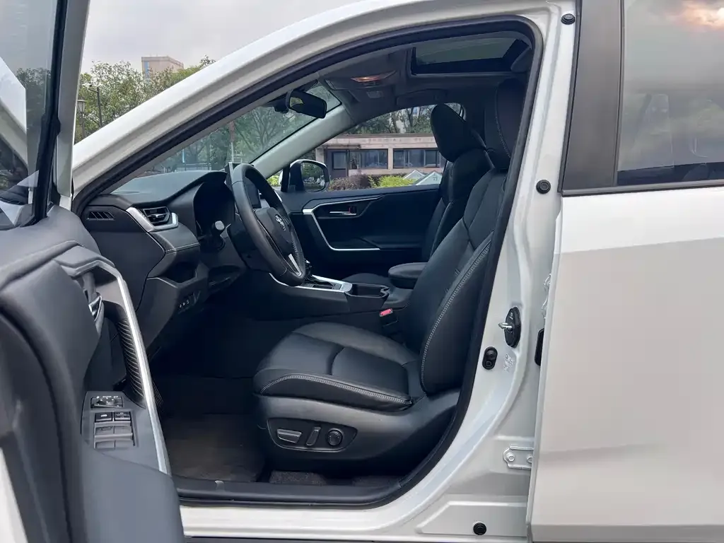 Toyota RAV4 — фото 6