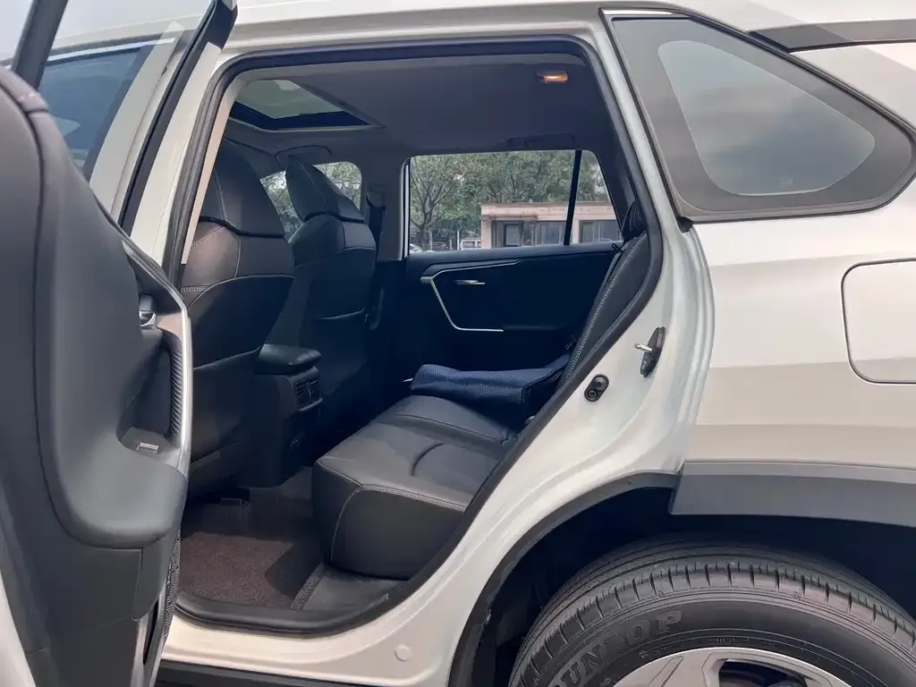 Toyota RAV4 — фото 4