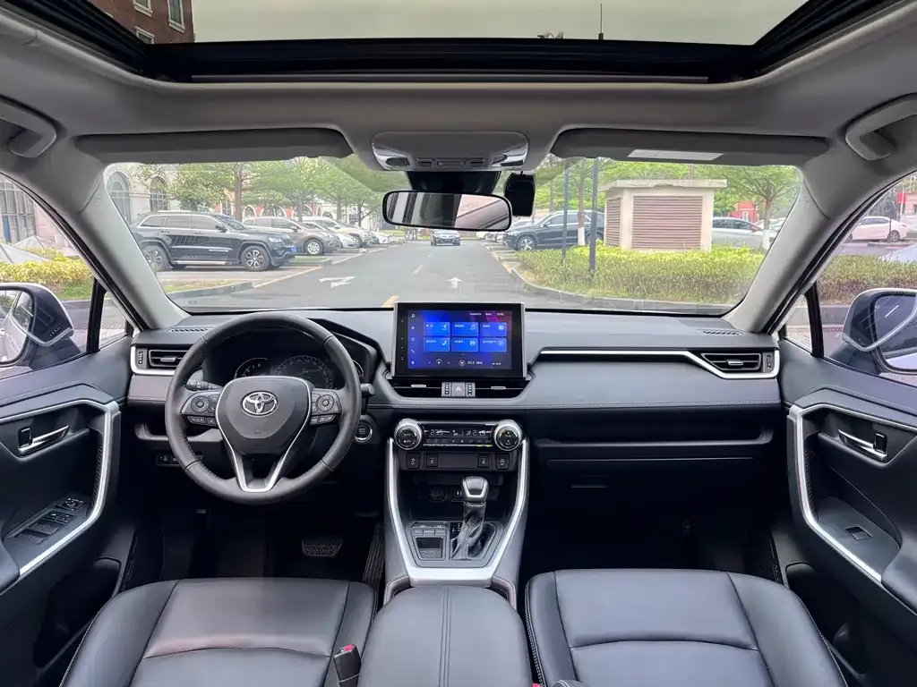 Toyota RAV4 — фото 8