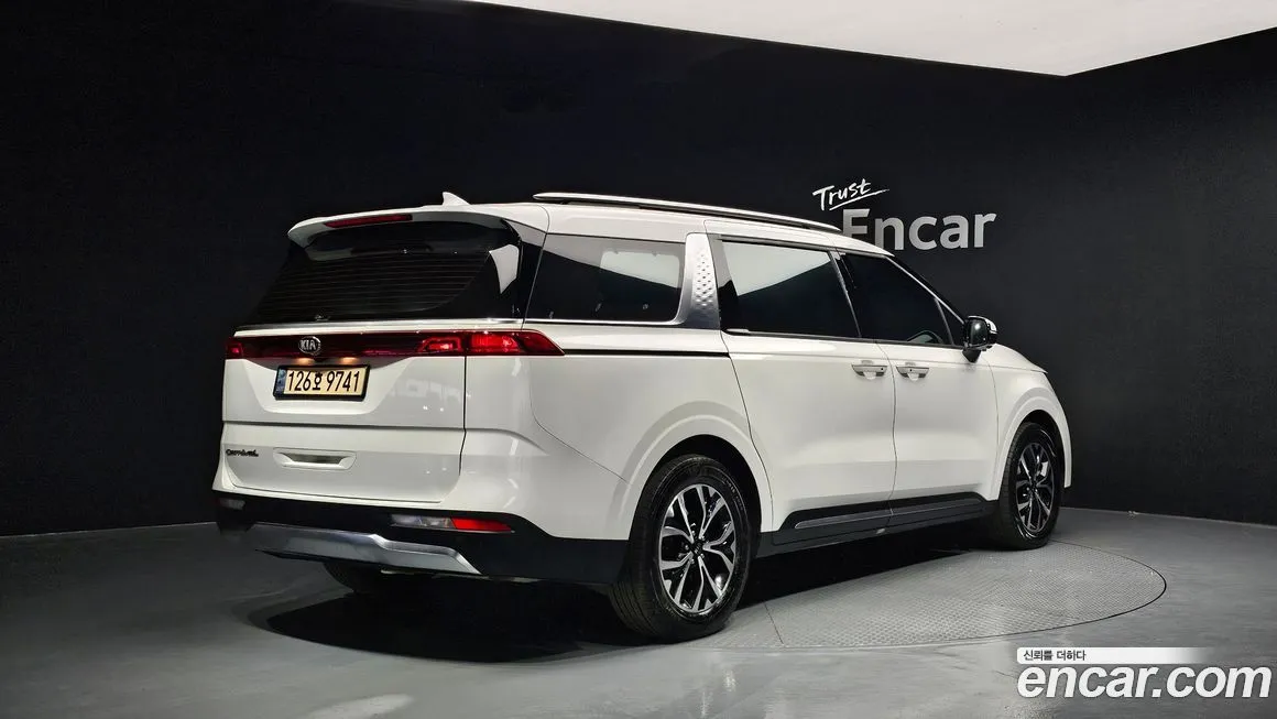 Kia Carnival — фото 10