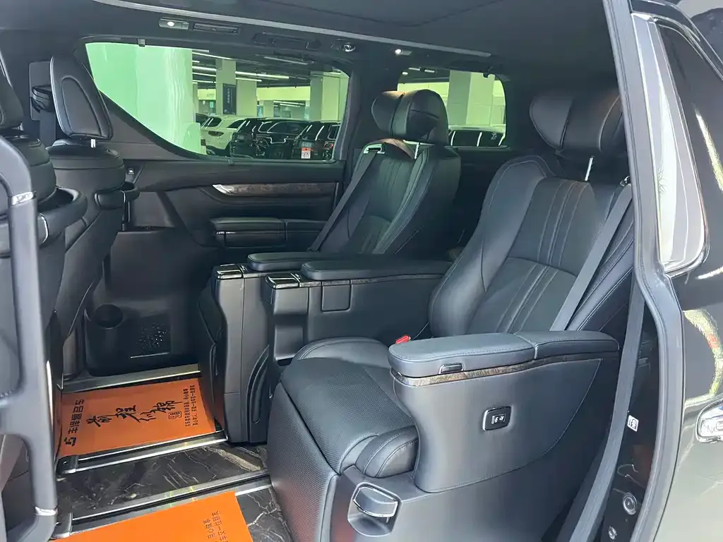 Toyota Vellfire — фото 9