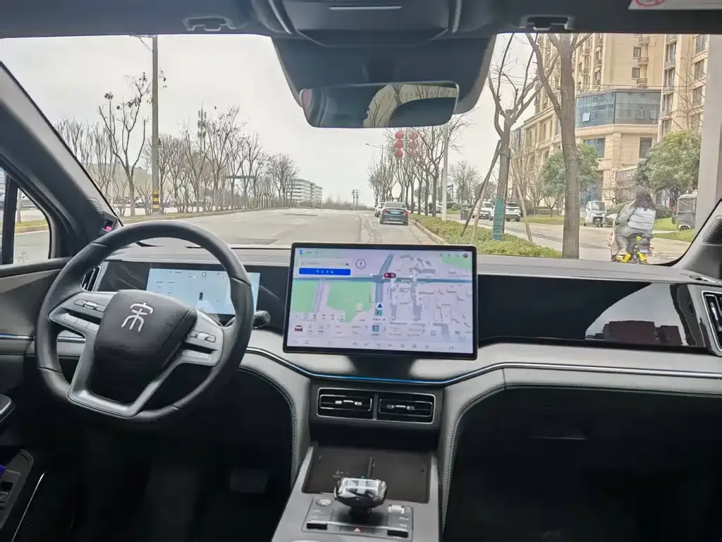 BYD L DM-i — фото 7