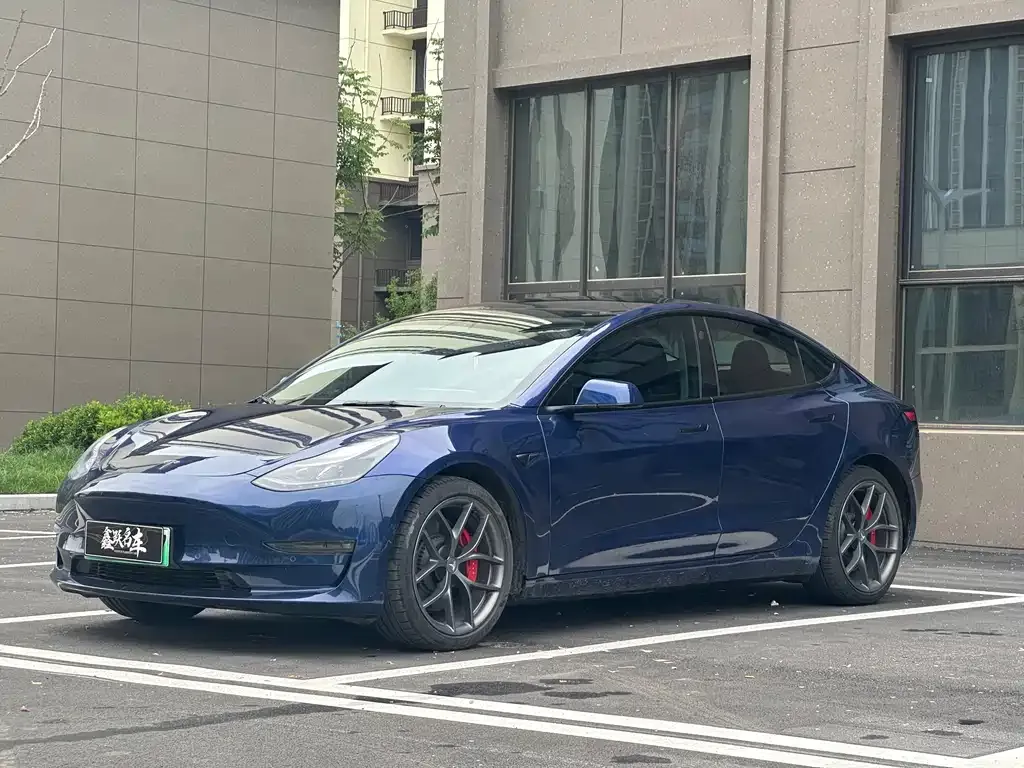 Tesla Model 3 — фото 1